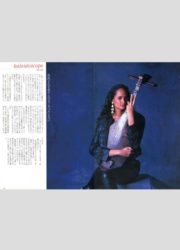 レイアウト　琴を抱く女性