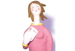 ハガキを持って微笑む女性　粘土オブジェ