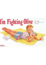 コーラを飲みながらシートに寝転ぶ女性